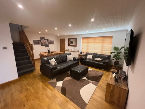 Top performing Airbnb: Wilford Charm: Spacious 3BR Retreat in Nottingham in Ruddington
