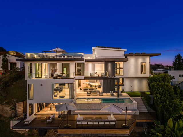 Bel Air Dreamy Escape with Theater & Rooftop Views gallery image 5