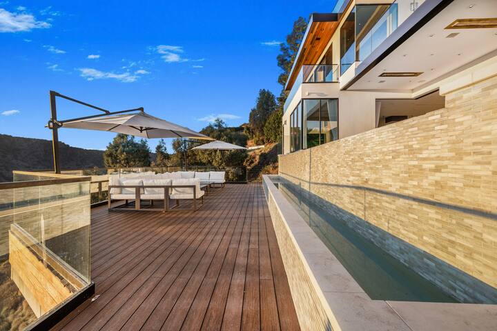 Bel Air Dreamy Escape with Theater & Rooftop Views gallery image 2