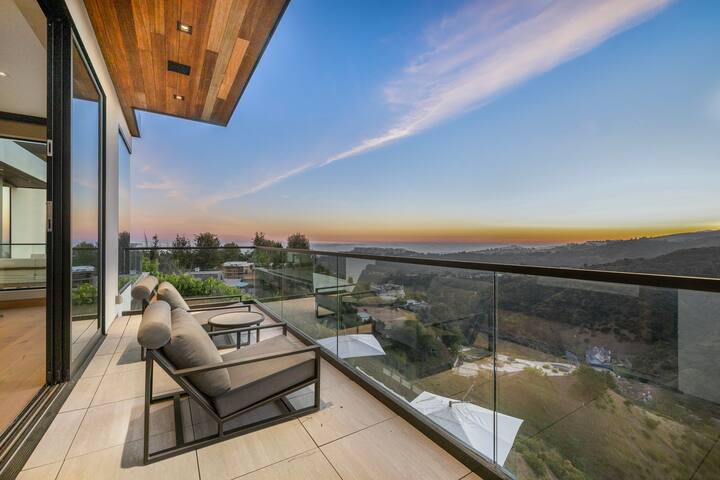 Bel Air Dreamy Escape with Theater & Rooftop Views gallery image 4