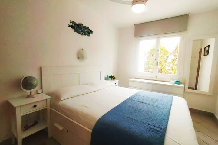 Izba s manželskou posteľou, komodou, nočnými stolíkmi, šatníkom, zrkadlom a ventilátorom s diaľkovým ovládaním