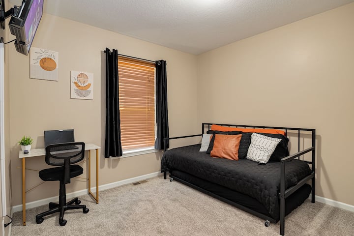 Dvojposteľ s postieľkou poskytuje flexibilitu v 3. spálni na poschodí. V tejto miestnosti môžete použiť aj inteligentný televízor a vyhradený pracovný priestor.