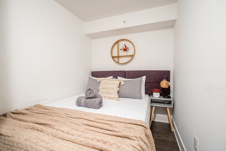 Relaksohu në krevatin tënd të rehatshëm "king" me peshqirë të pastër.