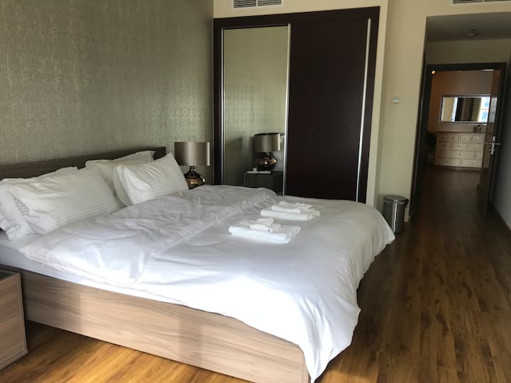 Kitanda cha ukubwa wa kifalme chenye mwanga wa jua wa asili kutoka Marina ili kukusaidia kuamka asubuhi!!