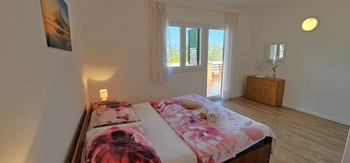 Apartamento 3 primer piso: dormitorio doble que se abre a la terraza con vistas al mar.