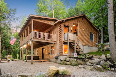 Lakefront Swimming Private, gym and hot tub.