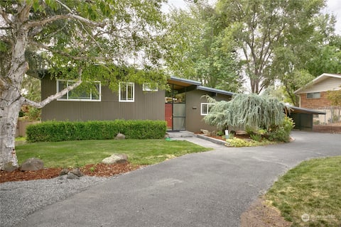 Mid-Century, Hot Tub, Sauna & EV!