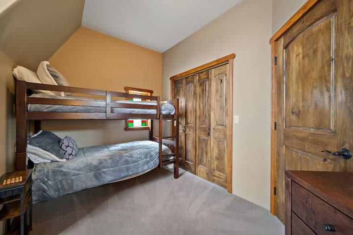 34. Letto a castello singolo al terzo piano