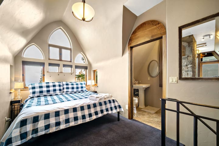 37. Camera da letto padronale all'ultimo piano