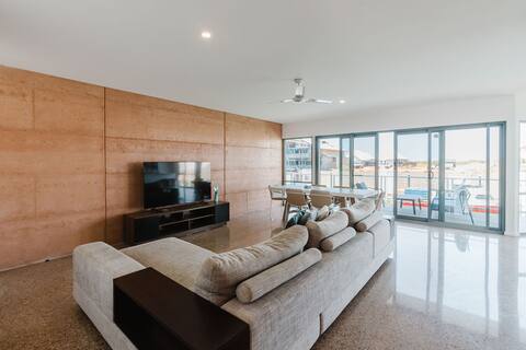 Popular Airbnb listing: Ningaloo Getaway - 4x3 on the Canals in Exmouth