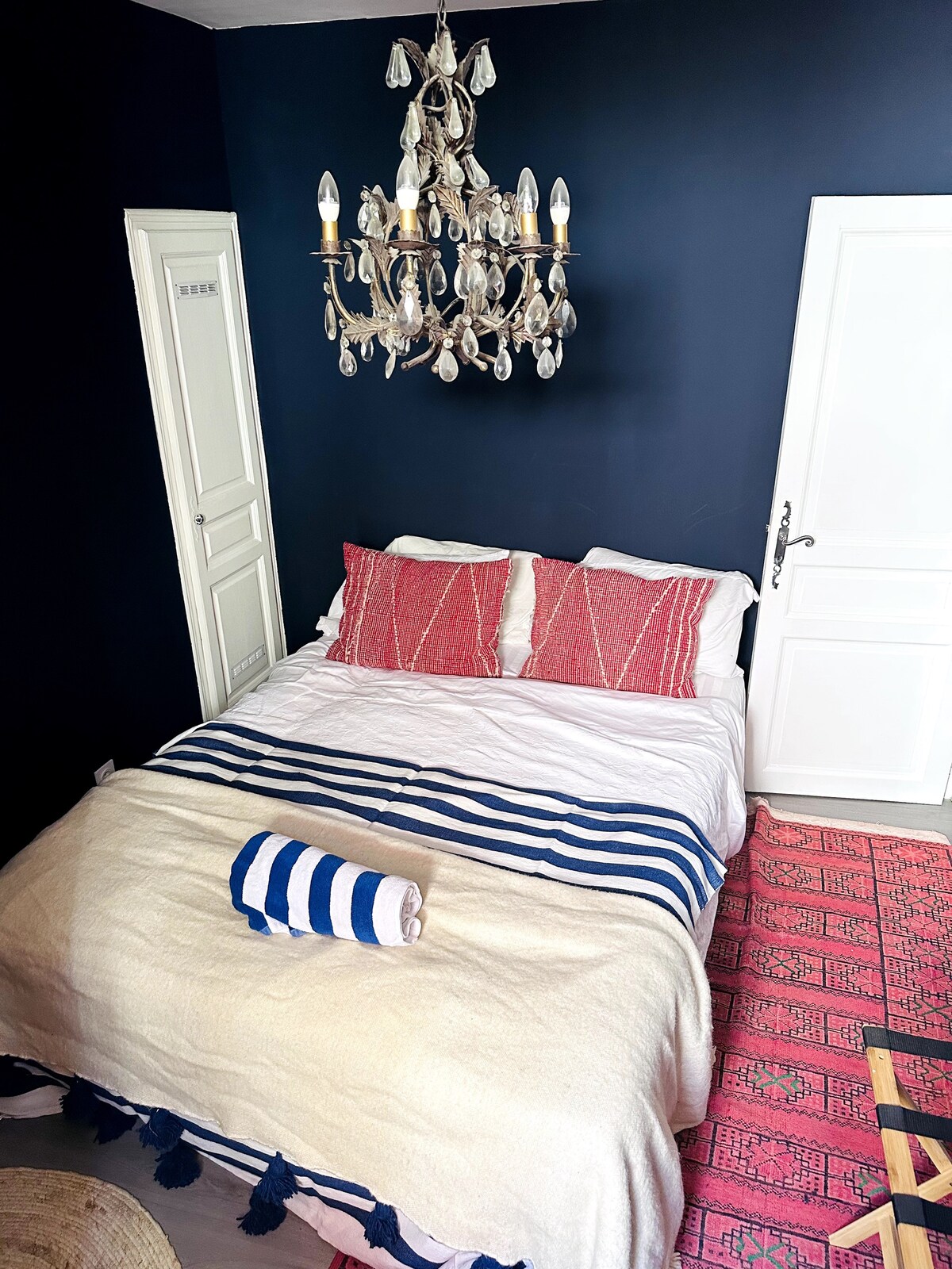 חדר שינה זוגי בגודל קווין סייז