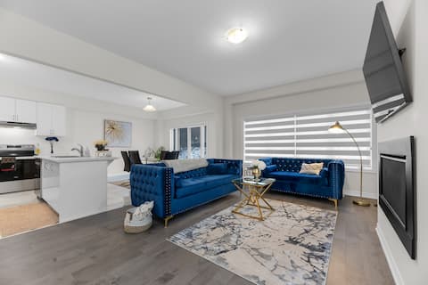 Deja Blue Haven: Your Spacious Suburban Retreat