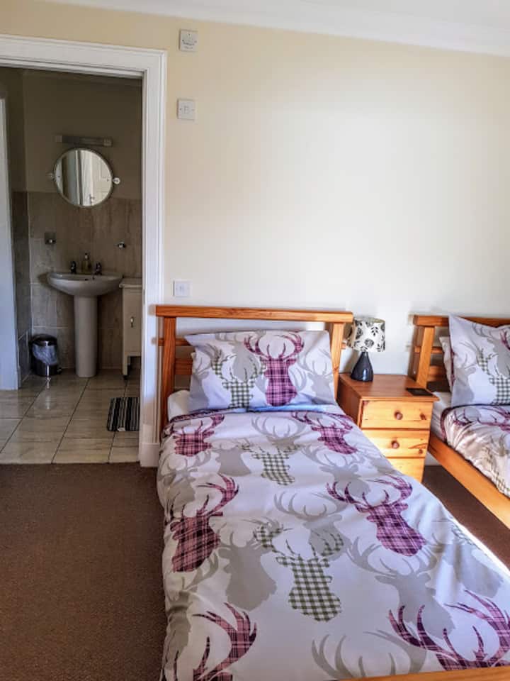 双床房通往套房，淋浴间宽敞的淋浴间， Jack和Jill门通往休息区和后门入口。  从玻璃门到Earn湖和山脉的美景。电视、吹风机