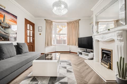 Comfortable and spacious home. FREE Parking.