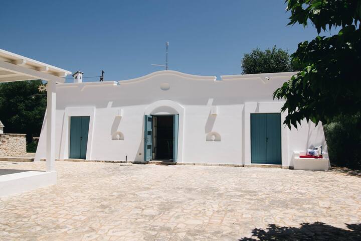Traditional trullo with swimming pool gallery image 3