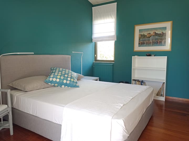 غرفة النوم باللون الأزرق المخضر.