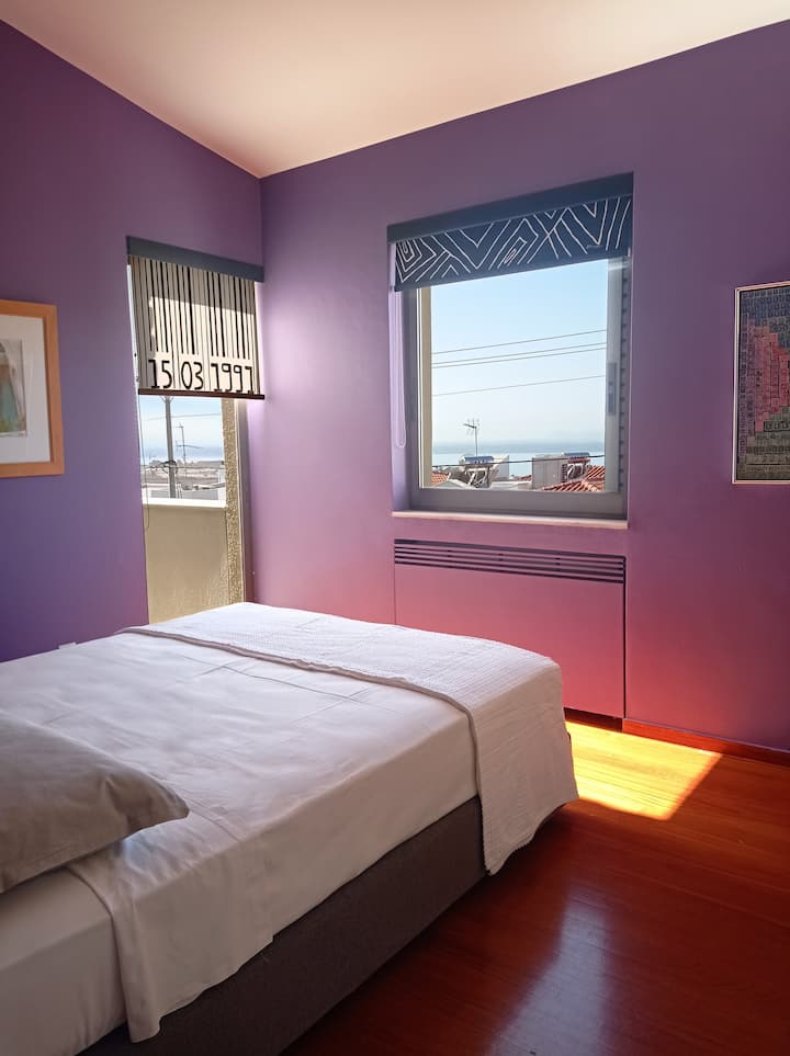 غرفة نوم أرجوانية