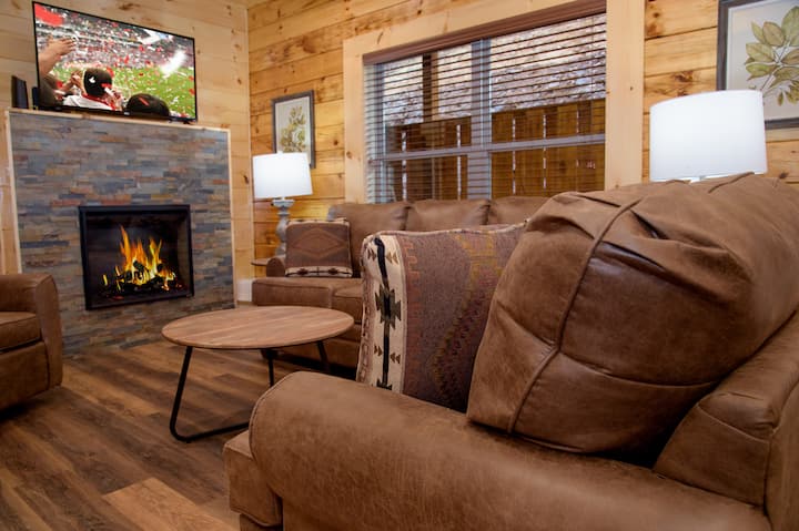 Spacious 2800 Sq Ft-cozy Wood Cabin-new Build - Pigeon Forge, TN