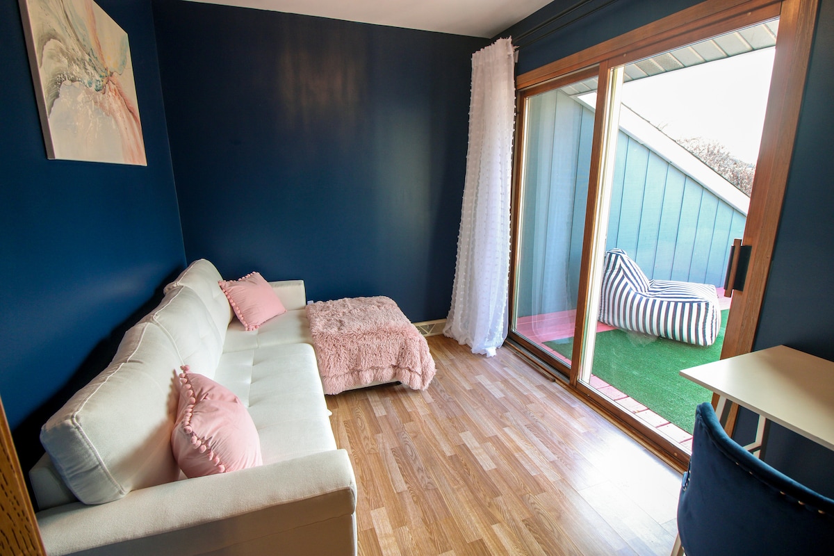 Secondo livello - La camera da letto 3 (Flex Room) dispone di un divano letto con letto matrimoniale, accesso al balcone e zona lavoro