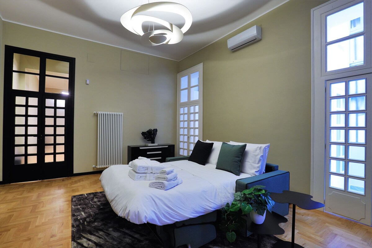 Кауч на спуштање од првиот апартман подготвен за семејна соба 