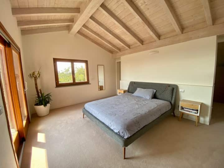 Quarto principal com caminhada no vestiário e banheiro anexo