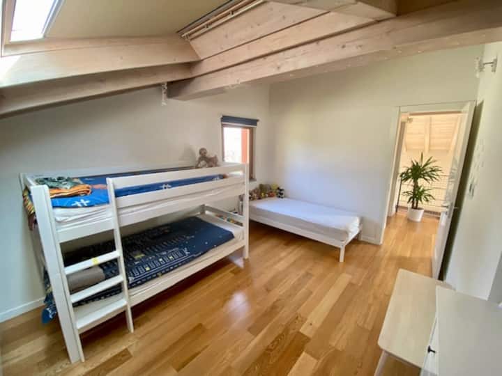 Quarto "Crianças" com 3 camas de solteiro de tamanho completo (2 beliches + 1 solteiro).