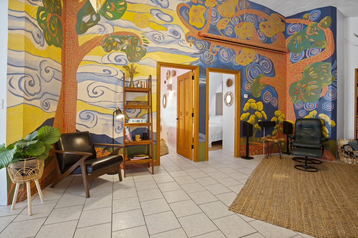 Nuestro hermoso mural de Celesa Lucien te lleva a un mundo como Alicia en el País de las Maravillas 