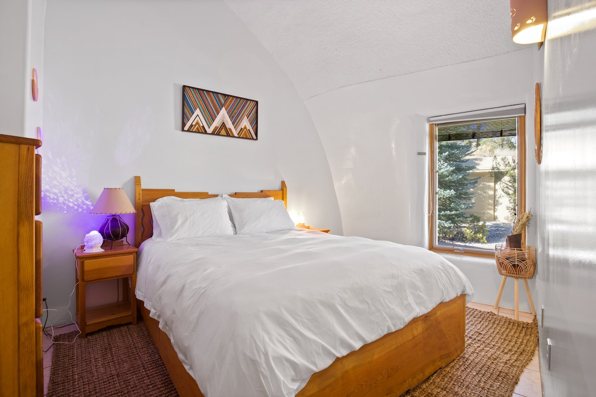 El segundo dormitorio, un ambiente de Nuevo México con muebles hechos a mano de la región