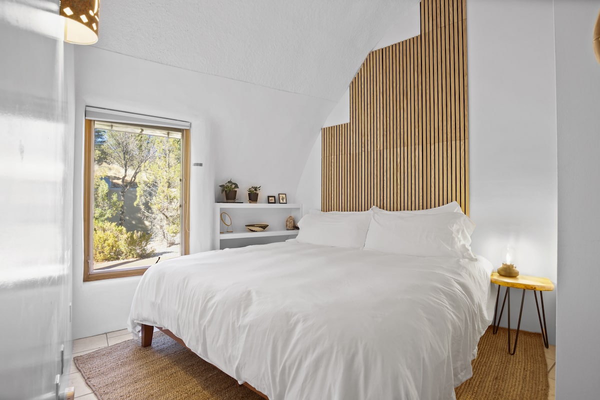 Estética sencilla y moderna en el primer dormitorio