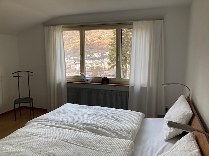 Dormitorio con cama tamaño king (vista de la estación de tren de Brig y Aletsch Arena)