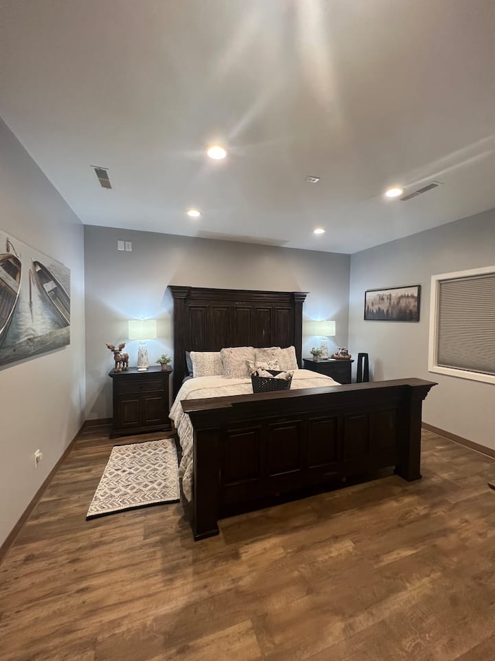 Dormitorio con cama King
