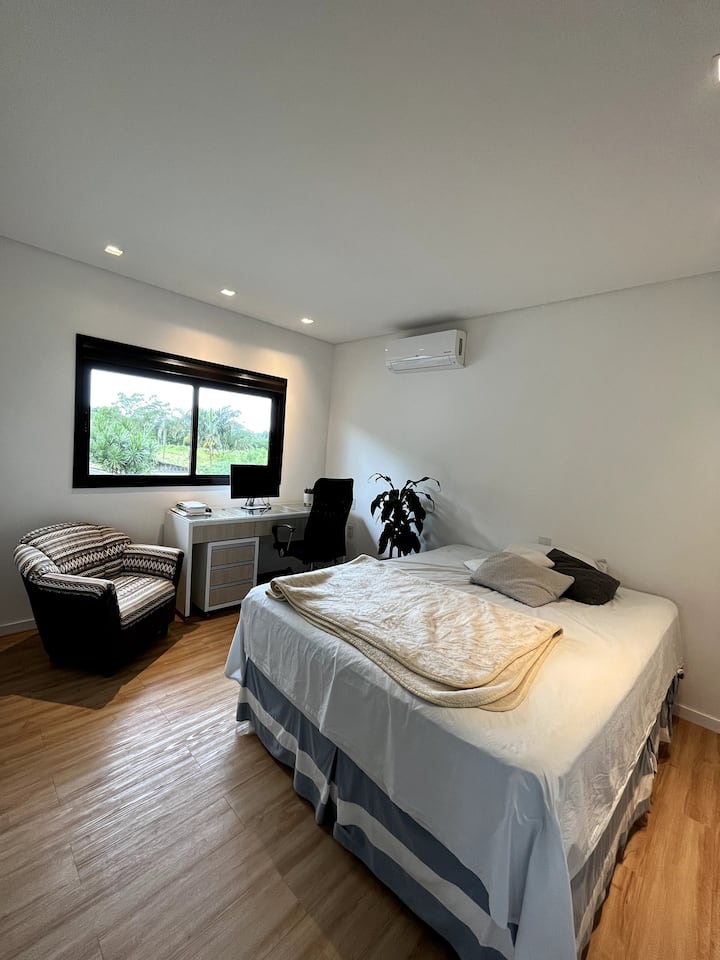 Dvostruki apartman s planiranim ormarićima, bračnim krevetom, uredom i klima-uređajem. 