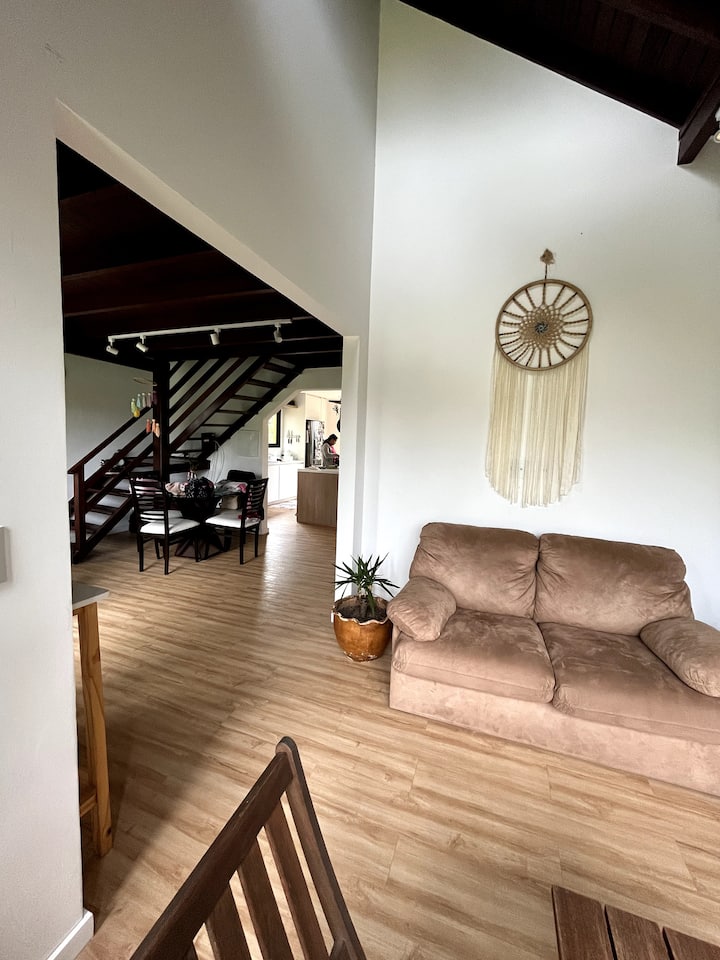 Antesala, s kaučem na razvlačenje, zavjesama i stolom. 