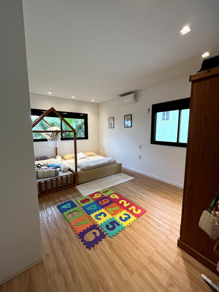 Apartman s 1 bračnim krevetom + 1 krevetom za odraslu osobu ili dijete, s ormarom i klima-uređajem. 