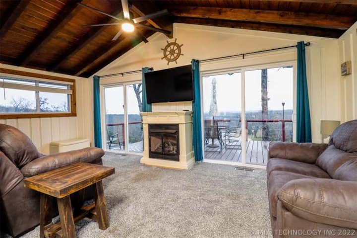 Acogedora sala de estar con puertas correderas a la terraza superior. ¡Sofá cama a la izquierda para huéspedes adicionales! 