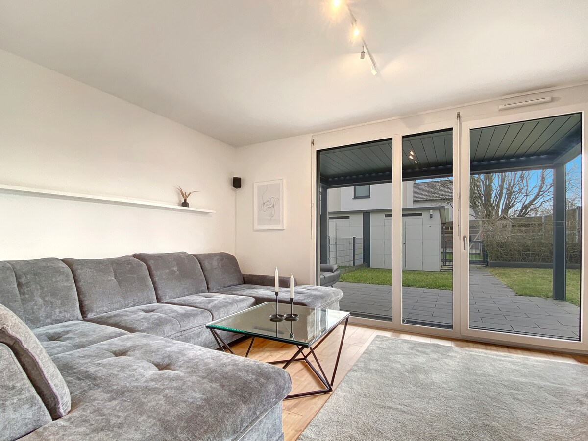 Top performing Airbnb: 500 m to the fair with terrace and garden in Mittelfeld