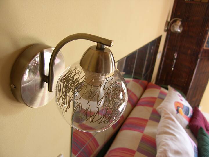 Detaji i llambës së dhomës, e cila është e bukur.