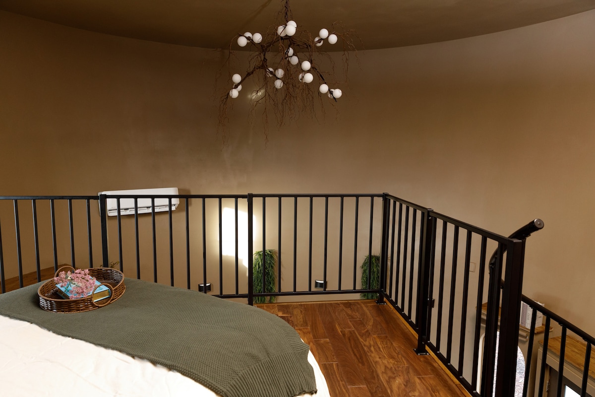 You'll feel as if you're truly in a flower pot with the moody interior. 