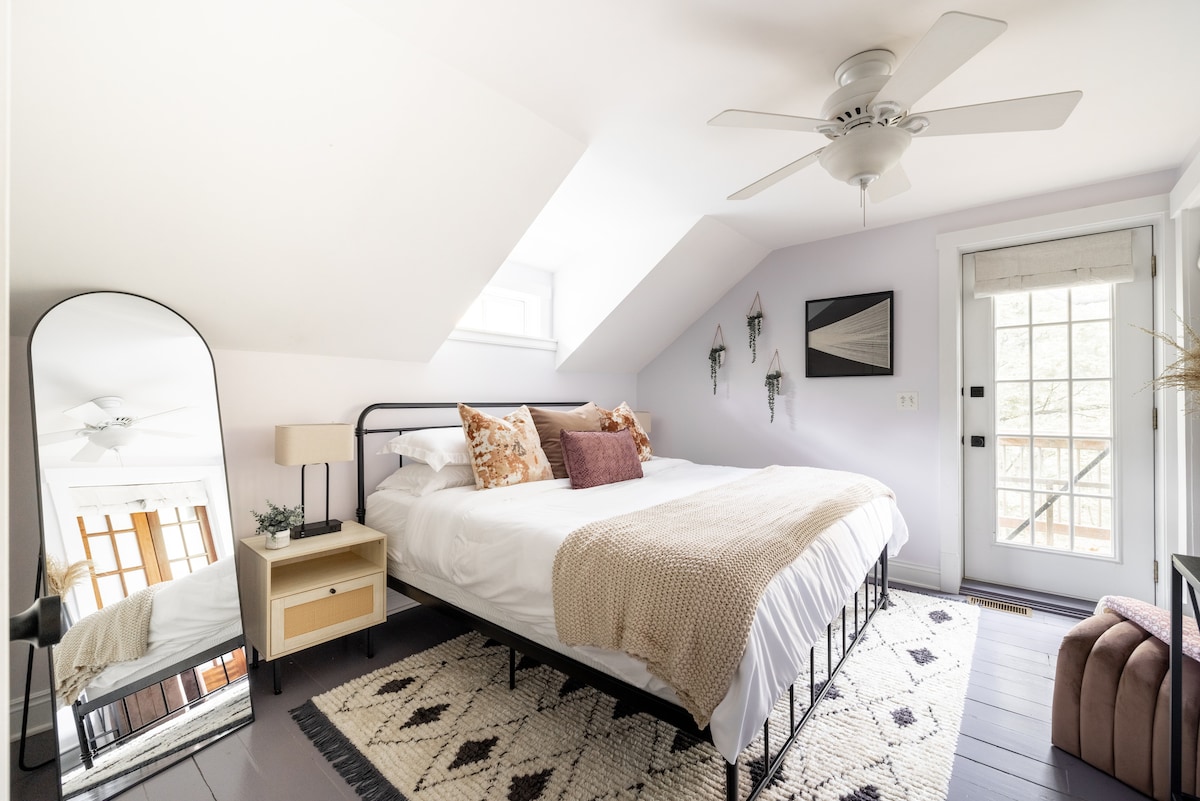 Chambre principale lumineuse et aérée avec un lit king size moelleux et un accès privé au balcon.