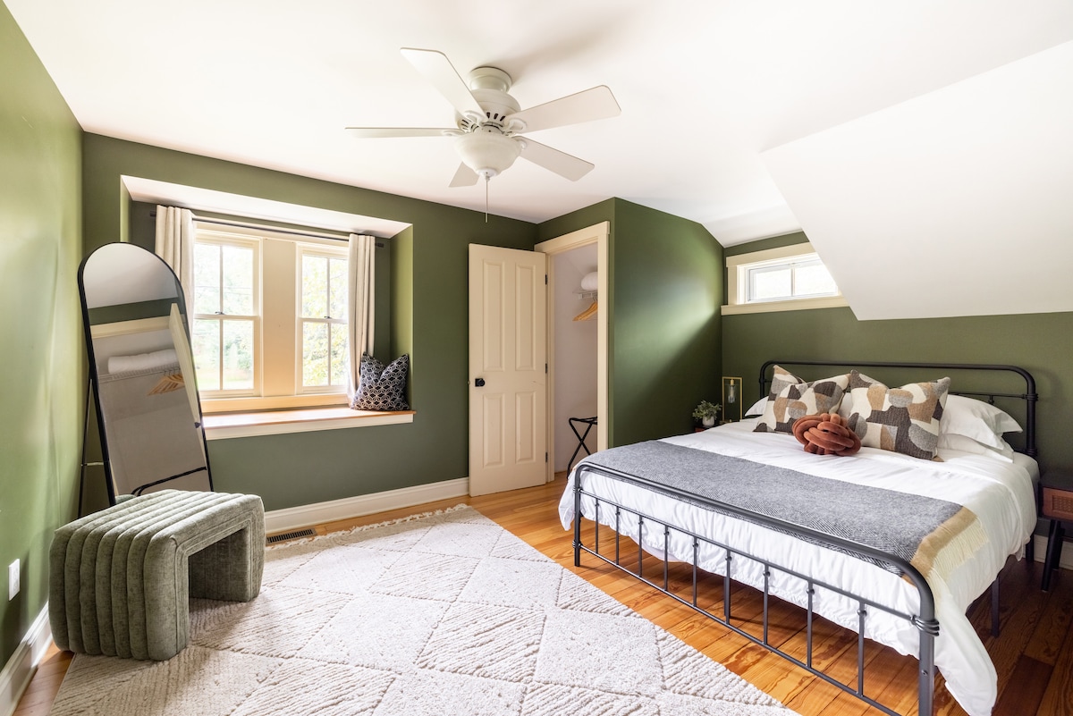 Chambre lumineuse et accueillante avec un lit queen size confortable et une vue paisible sur la nature.