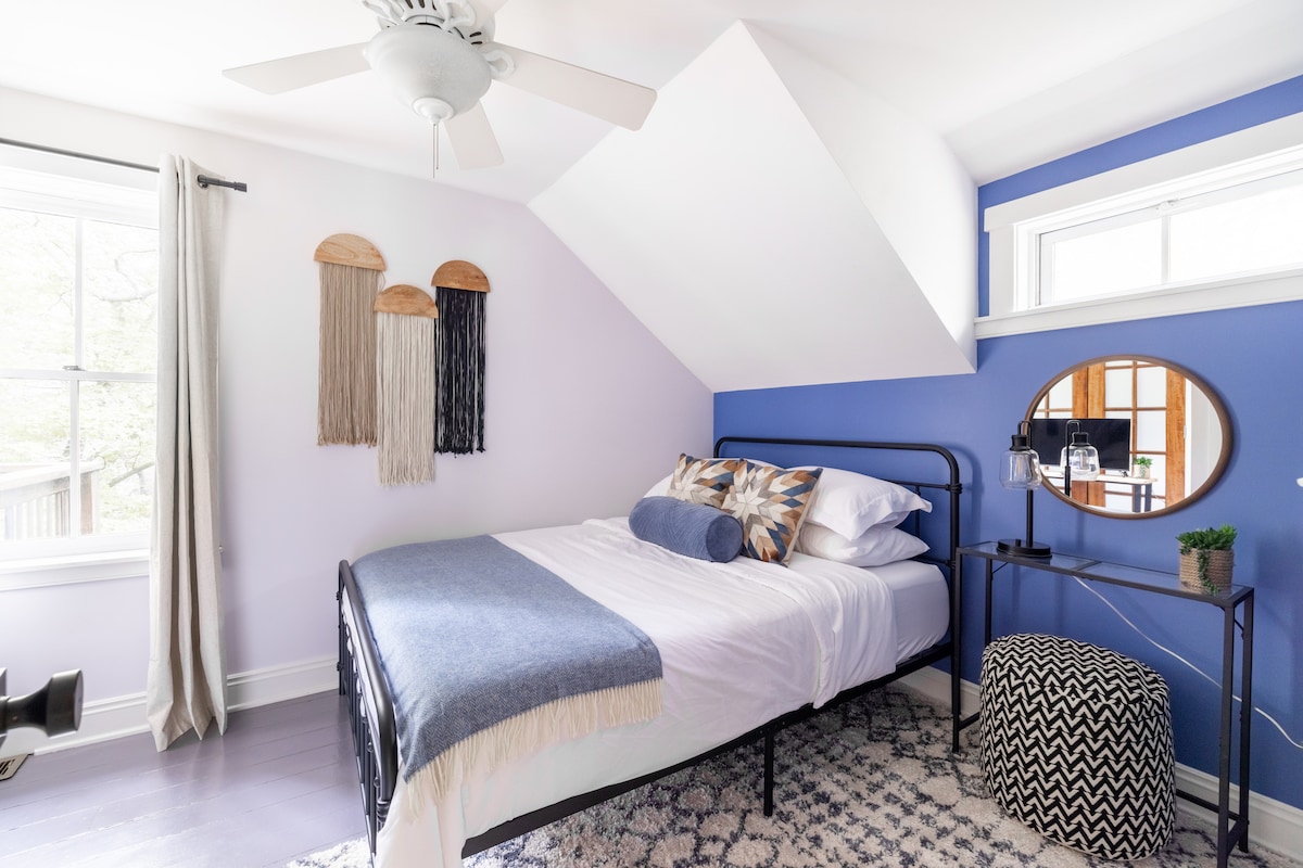 Une chambre d'amis magnifiquement conçue avec des accents bleus audacieux et un décor élégant.