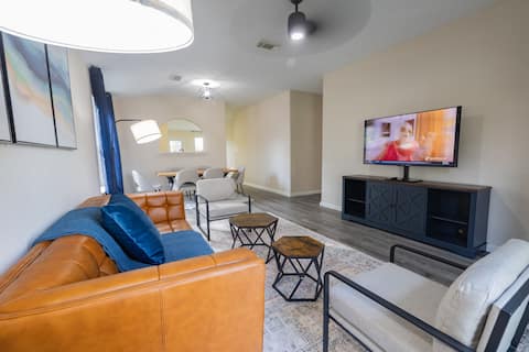 Top performing Airbnb: 4BR | King Bed | Private Suite | 15 min to IAH in Lake Houston