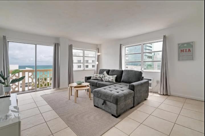 Waar comfort en stijl samenkomen, wacht je perfecte toevluchtsoord in de woonkamer.