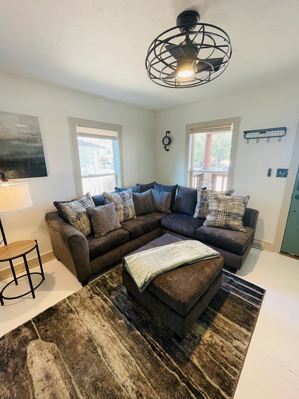 Sala de estar con una televisión/ chimenea inteligente de 65 pulgadas y sección extragrande.