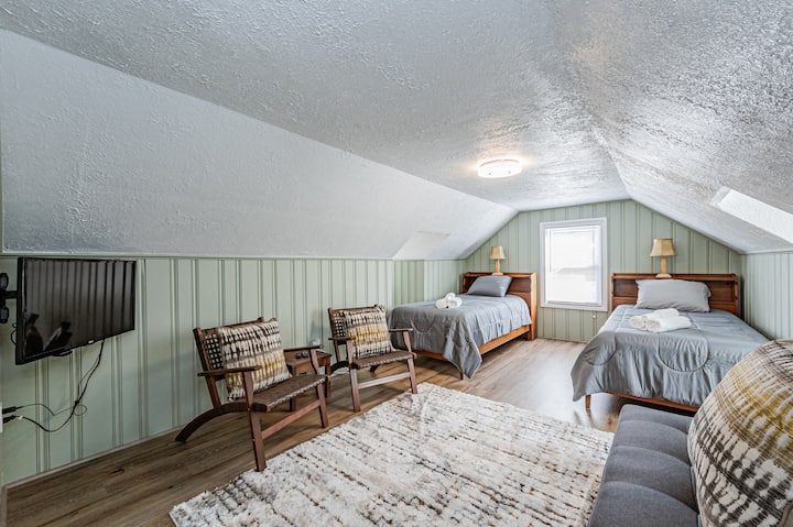 Smještena na drugom katu, ova šarmantna spavaća soba može se pohvaliti s dva odvojena kreveta, prostorom za sjedenje i stropom od bakalara za jedinstvenu i ugodnu atmosferu. Gledajte svoje omiljene emisije na Roku TV-u ravnog ekrana prije nego što zaspite!
