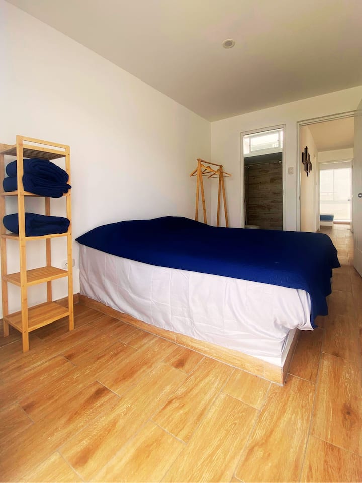 V izbe 1 je 1 manželská posteľ, ktorá je ideálna pre 1 osobu alebo pár.