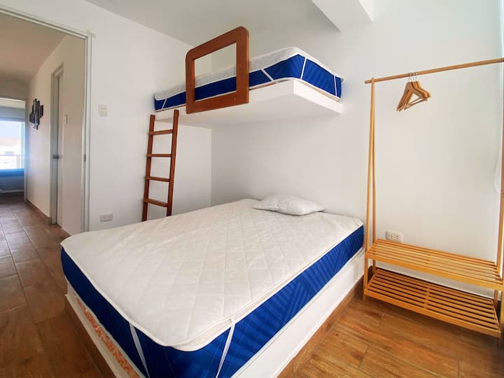 V izbe 2 sú 2 lôžka, jedno manželské a jedno samostatné.