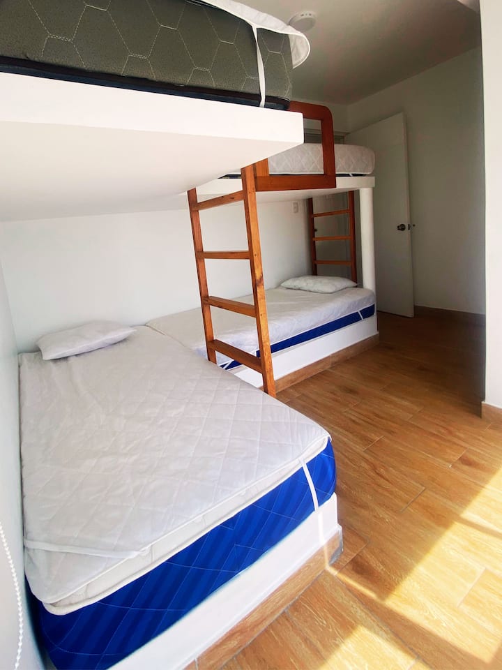 V izbe 3 sú 4 samostatné lôžka, je ideálna pre 4 osoby. 