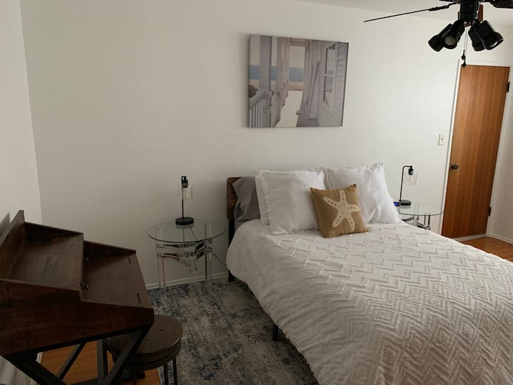 חדר שינה מס '3 - מיטה בגודל מלא, עם שולחן כתיבה ואזור ישיבה/קריאה עם כורסה.