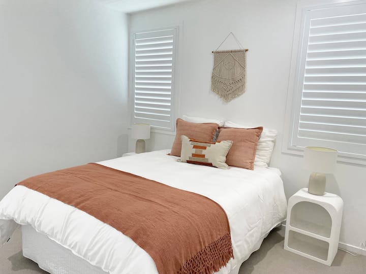 Spálňa 2 sa nachádza na poschodí a má manželskú posteľ a vstavanú skriňu, takže si môžete vybaliť a zavesiť oblečenie a cítiť sa tu ako doma.